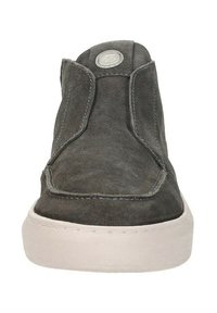 Grijze suede instapschoen met een afgeronde neus, elastische zijkanten en een witte rubberen zool. Beschikt over een cirkelvormig logo op het bovenwerk.
