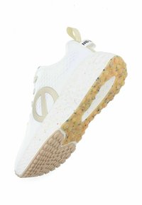 Scarpa da corsa bianca con tomaia in mesh testurizzato, accenti beige e suola in gomma maculata con un motivo di battistrada unico.