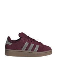 Baskets en daim bordeaux avec semelle beige, trois bandes grises sur le côté et lacets et languette bordeaux assortis.
