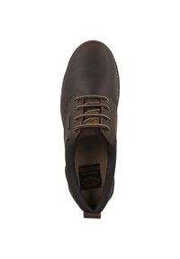 Zapato de cuero marrón con punta redonda, costuras en contraste y cinco ojetes. Incluye una lengüeta acolchada y etiqueta de marca en el interior.