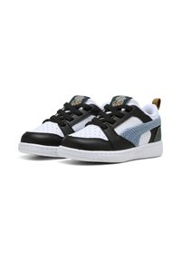 Baskets noir et blanc avec un accent texturé bleu, un bout perforé blanc, des lacets noirs et une petite boucle marron au talon.
