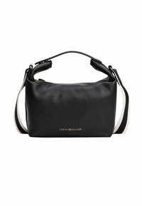 Borsa a tracolla in pelle nera con texture morbida, chiusura con zip e logo dorato "Tommy Hilfiger". Dotata di tracolla staccabile con dettagli bianchi.