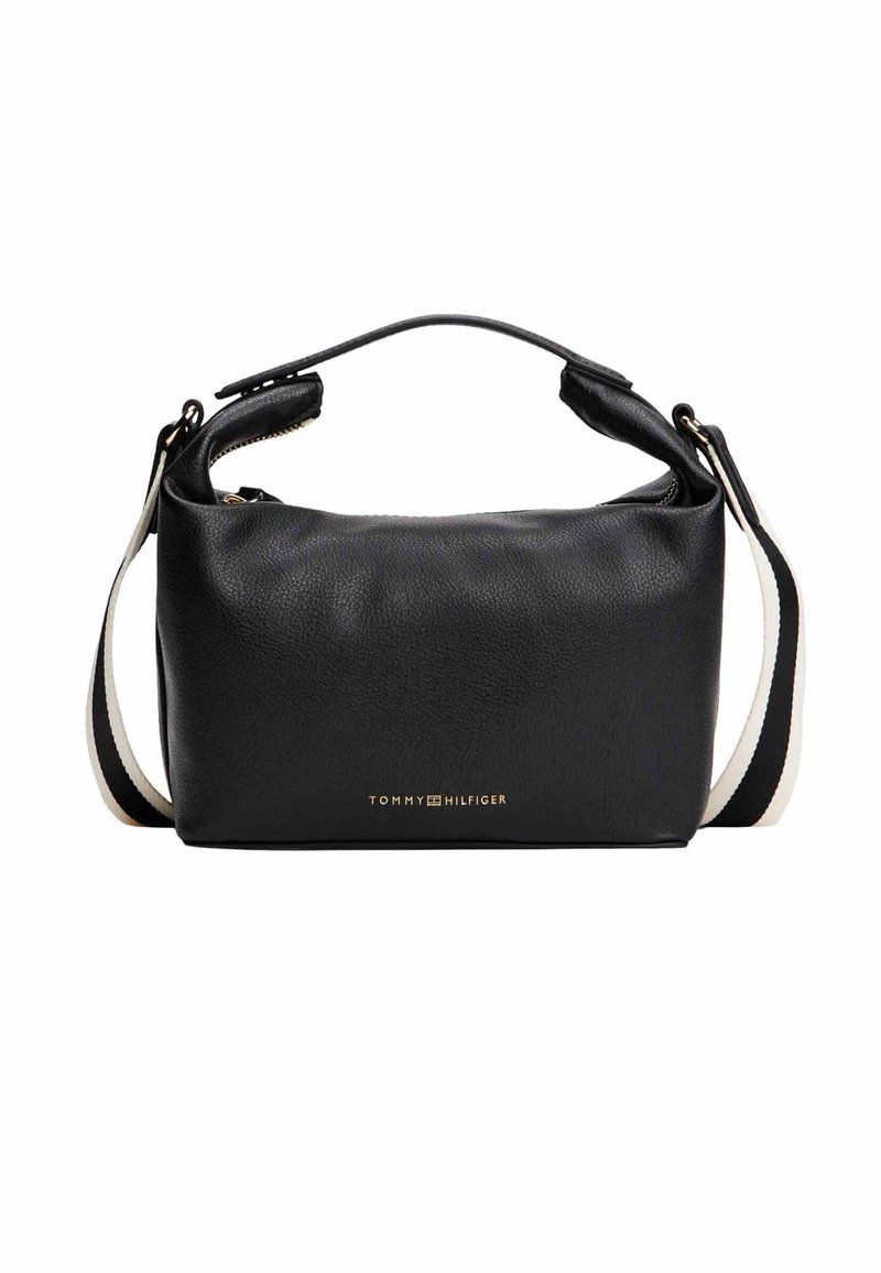 Borsa a tracolla in pelle nera con texture morbida, chiusura con zip e logo dorato "Tommy Hilfiger". Dotata di tracolla staccabile con dettagli bianchi.