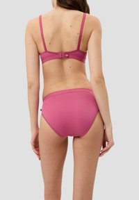 Rosa Bikini-Set mit schlichter Design, verstellbaren Trägern und einem Verschluss auf der Rückseite des Oberteils. Glatte Textur durchgehend.