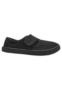 Schwarzer Stoff-Slipper mit einem Klettverschluss, runder Zehenform und einer strukturierten schwarzen Gummisohle mit horizontalen Rillen für besseren Halt.