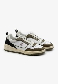 Weiße und olivgrüne Sneaker mit einer perforierten Zehenpartie, Gummisohle und textilem Obermaterial. Verfügt über ein Logo-Patch und kontrastierende schwarze Akzente.