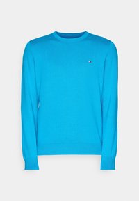 Pull bleu vif à manches longues et col rond avec petit logo rectangulaire sur la poitrine gauche sur fond clair.