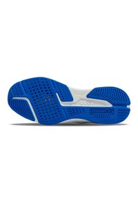 Suola di sneaker bianca con accenti blu. Presenta pattern testurizzati, scanalature per la trazione e fori di ventilazione per la traspirabilità.