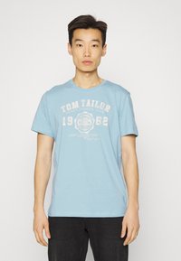 TOM TAILOR LOGO TEE - T-shirt estampada - calm cloud blue