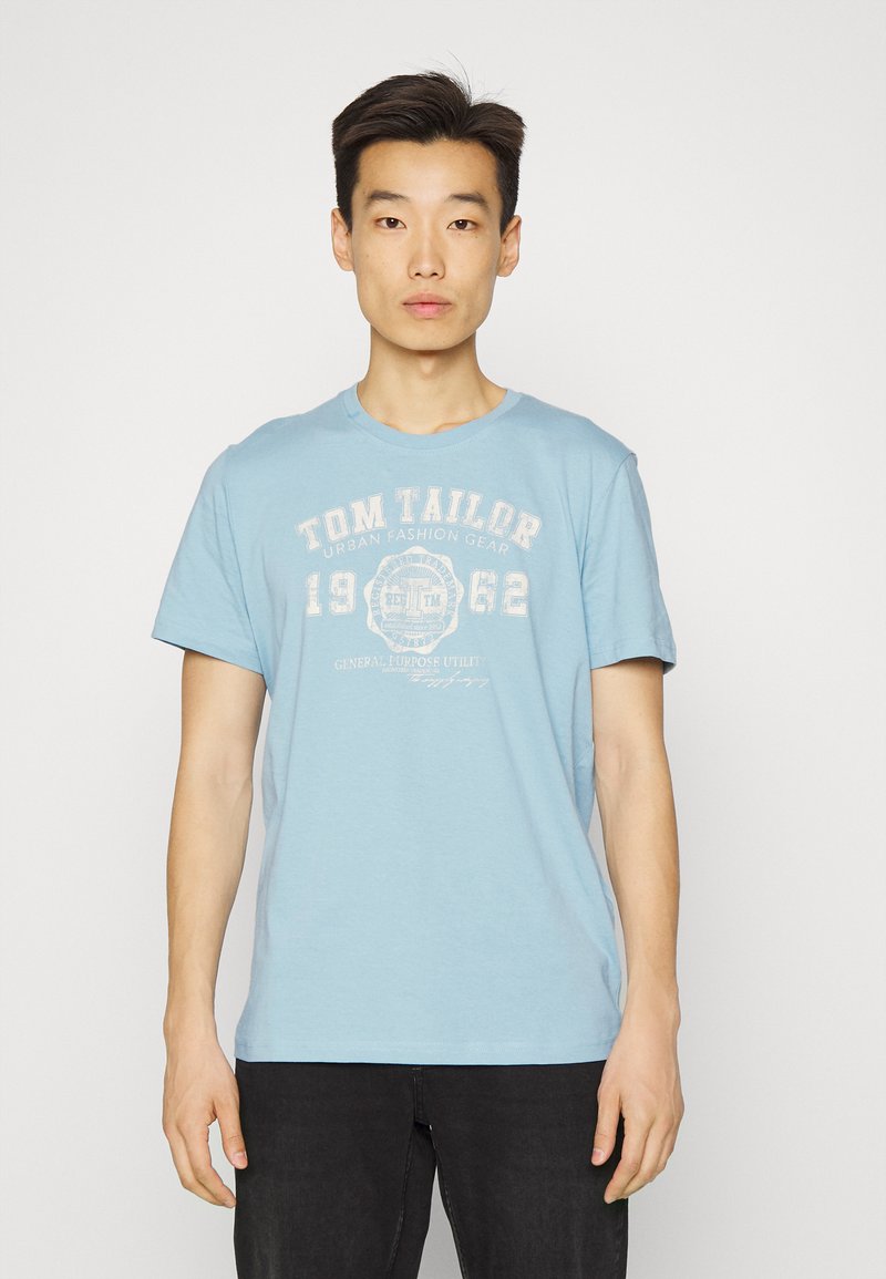 TOM TAILOR LOGO TEE - T-shirt estampada - calm cloud blue