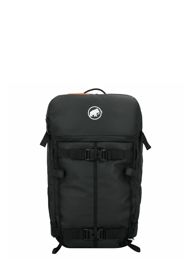 Zaino nero realizzato in un tessuto resistente, di forma rettangolare, con cinghie frontali, chiusura con zip e un logo in evidenza sulla parte superiore.