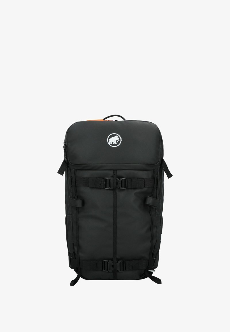 Zwarte rugzak van duurzaam materiaal met een rechthoekige vorm, voorzien van voorste straps, ritssluiting en een logokleuraccent aan de bovenkant.