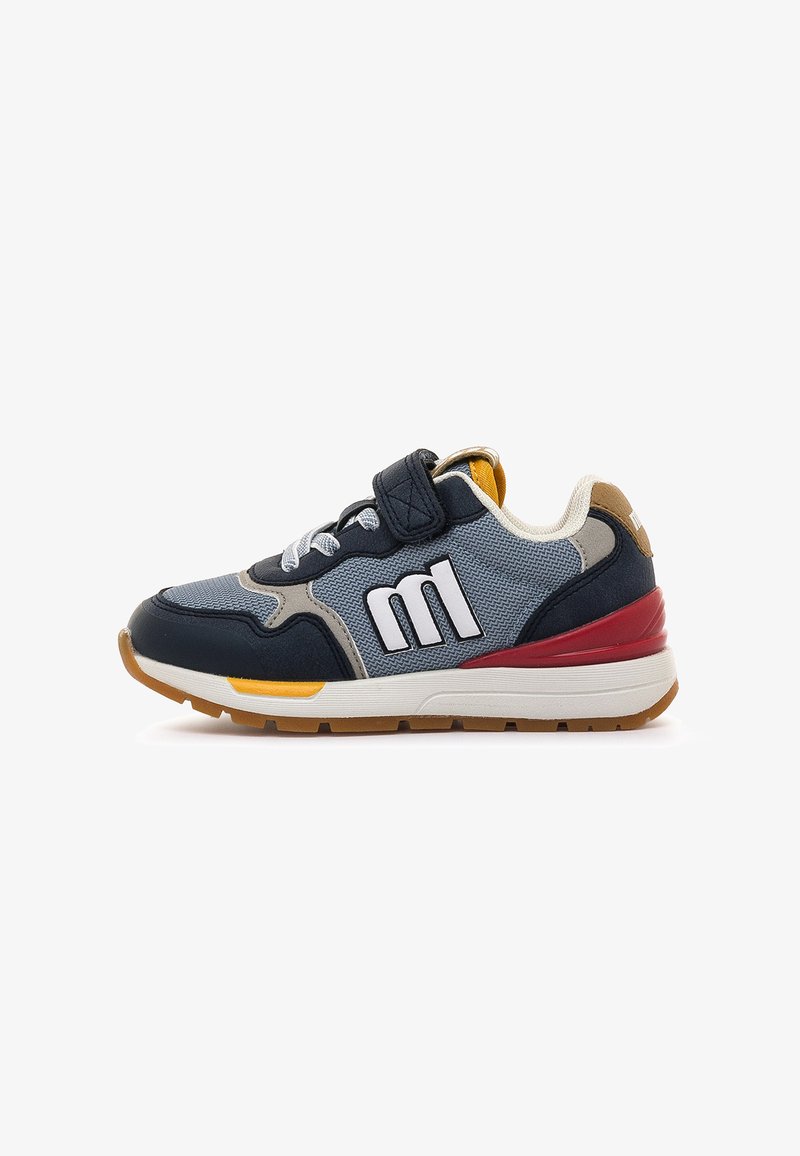 Chaussure de sport pour enfants avec des couleurs marine, gris, rouge et jaune, présentant une sangle Velcro, des lacets et un logo "m" sur le côté.