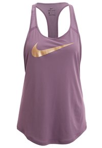 Top in Dri-FIT viola con design a racerback e un logo Nike swoosh dorato sulla parte anteriore. Tessuto morbido e leggero con orlo arrotondato.