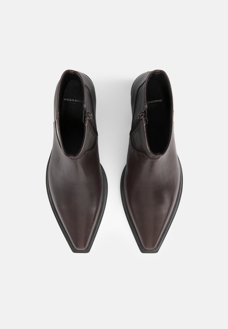 Brune læder ankelstøvler med spids tå, lynlås på siden og en glat overflade. Solid sort sål med minimale designaccentuer.