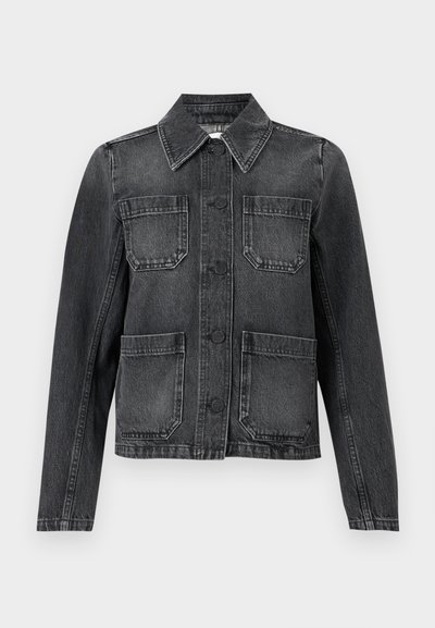 Jaqueta de denim preta com gola, quatro bolsos frontais, fecho por botão e uma textura ligeiramente desgastada.