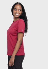 Rotes Baumwoll-T-Shirt mit Rundhalsausschnitt, kurzen Ärmeln und einem dezenten Logo am Ärmel; glatte Textur und taillierte Passform.