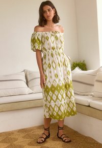Next PETITE FIT - OFF SHOULDER  - Denní šaty - white green
