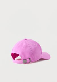 Ροζ ρυθμιζόμενο καπέλο μπέιζμπολ με μεταλλική αγκράφα, ορατές ραφές και οπές αερισμού σε απλό λευκό φόντο.