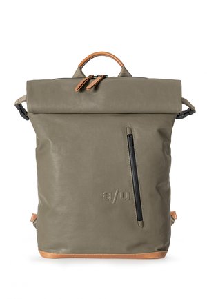 Zaino verde oliva con chiusura arrotolabile, manico e base in pelle color cuoio, tasca verticale con cerniera sul davanti e logo a/u in rilievo sulla pannello frontale.