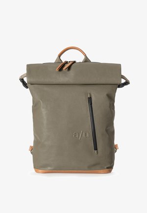 Olivgrüner Rucksack mit Rollverschluss, braunem Ledergriff und -boden, vorderer vertikaler Reißverschlusstasche sowie geprägtem a/u-Logo auf der Vorderseite.
