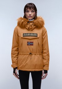 Kort orange jakke med hætte med pelskant, frontlomme, logo-patch og detalje med det norske flag. Glat, skinnende stof og justerbare funktioner.