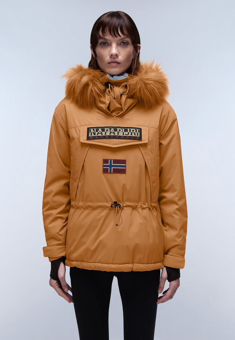 Kort orange jakke med hætte med pelskant, frontlomme, logo-patch og detalje med det norske flag. Glat, skinnende stof og justerbare funktioner.