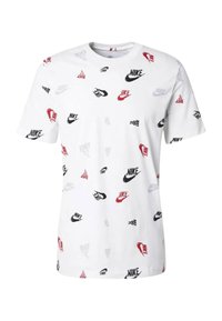 T-shirt bianca a maniche corte con un motivo ripetitivo di loghi Nike e il testo "Just Do It" in rosso, nero e grigio. Materiale in cotone.