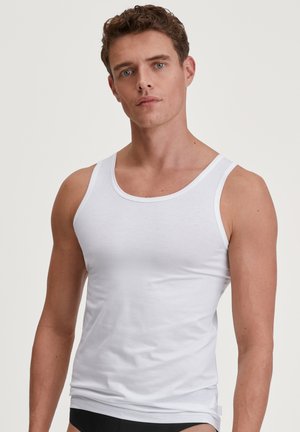 Witte tanktop gemaakt van zachte, lichte stof. Kenmerkt zich door een ronde halslijn en smalle banden. Gladde textuur met een getailleerd ontwerp.
