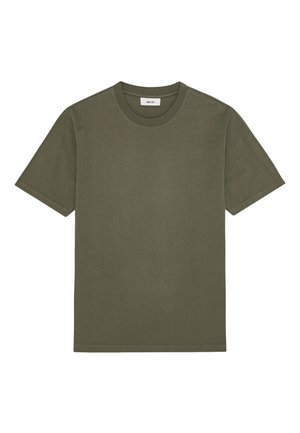 Olijfgroene katoenen t-shirt met korte mouwen, een ronde halslijn en een gladde textuur. Er zijn geen patronen of graphics aanwezig.