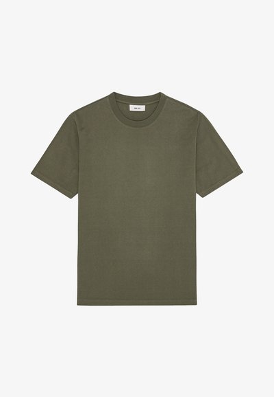 Oliven grøn bomulds t-shirt med korte ærmer, rund halsudskæring og en glat tekstur. Der er ingen mønstre eller grafik.