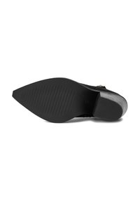 Czarne obuwie z teksturowaną gumową podeszwą, z geometrycznym obcasem i rowkowaną powierzchnią. Obcas ma szary akcent u podstawy.