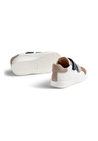 Vita sneakers med en kombination av ljusbruna, gröna och mörkblå detaljer, med en strukturerad gummisula och kardborreband.