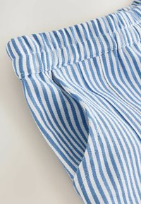 Blau-weiß gestreifter Stoff mit einer weichen, strukturierten Oberfläche. Verfügt über einen gerafften, elastischen Bund für Komfort und Flexibilität.