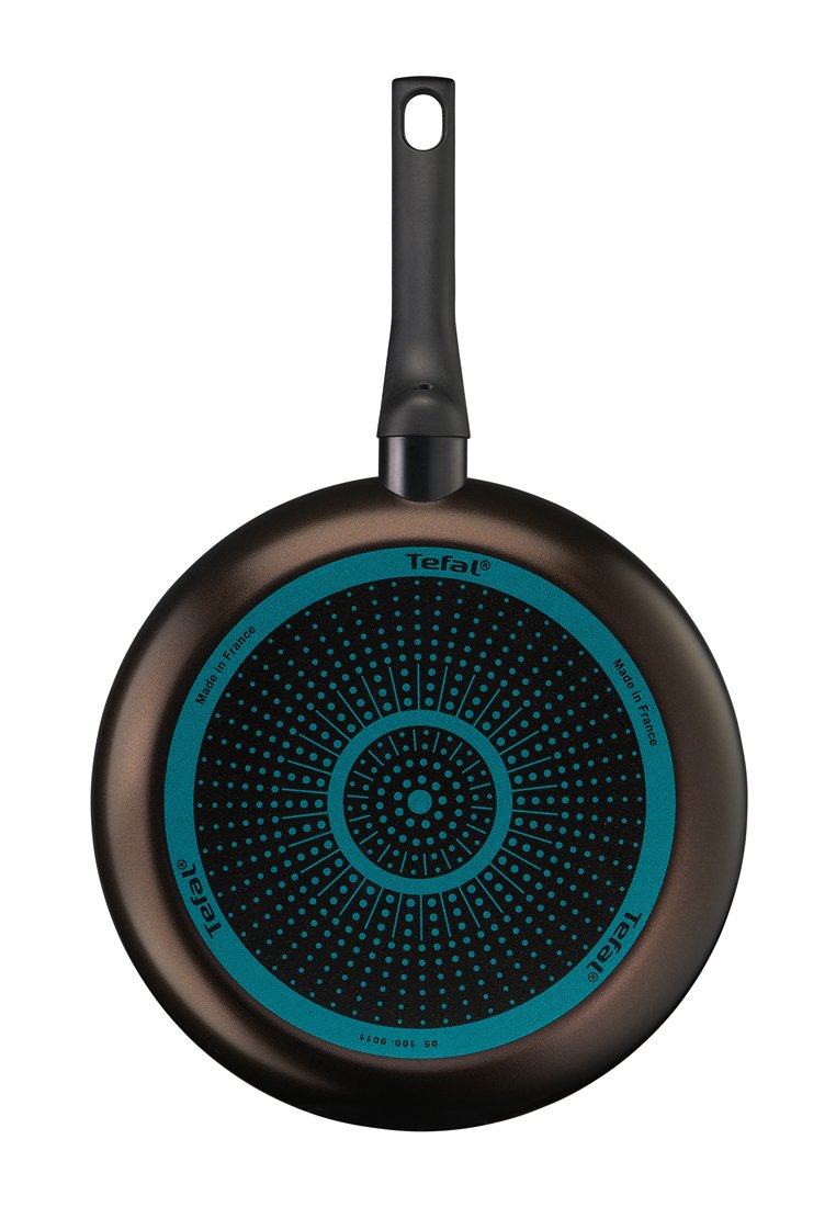 Poêle à frire noire antiadhésive avec un intérieur à motif bleu et une longue poignée noire. Dispose d'un design circulaire avec des accents en points.