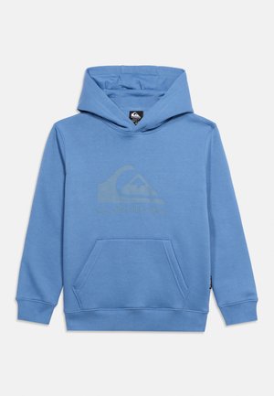 Blå hettegenser med lange ermer, frontlomme og preget Quiksilver-logo sentrert på brystet.