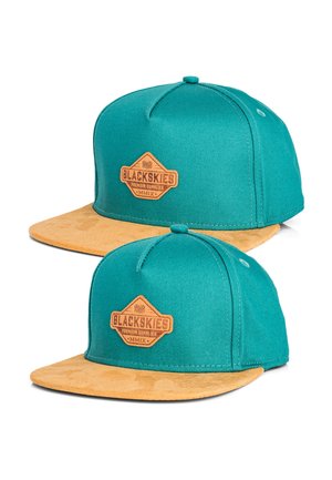 Turkusowa czapka snapback z brązowym zamszowym daszkiem, z wyszywaną łatą ze skóry w kolorze beżowym, na której znajduje się wzór "BLACKSKIES PREMIUM SUPPLIES MMIX".