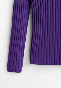 Mouw van een paarse ribgebreide trui met een gestructureerd breipatroon. De stof lijkt zacht en heeft een aansluitend ontwerp met een gladde boord aan de manchet.