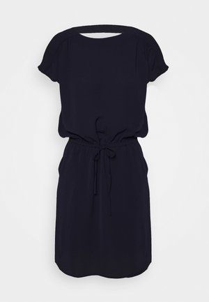 Navyblå kjole med korte ærmer, rund halsudskæring og justerbart bindebånd i taljen, knælængde med let rynkede ærmer.