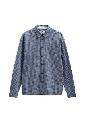 Camisa de manga larga azul con cuadros, con cuello y bolsillo en el pecho, sobre fondo blanco.