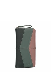 Gekleurd leren portemonnee met geometrisch ontwerp in donkergroen, lichtgroen en mauve. Voorzien van een ritsluiting en een polsband voor draagbaarheid.