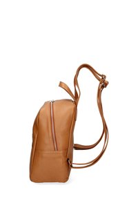 Zaino in pelle marrone chiaro con finitura testurizzata, parte superiore con zip, spallacci regolabili e base piatta per stabilità. Vista laterale che mostra il design e la forma.