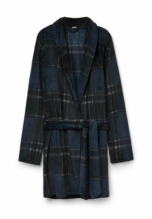 Mørkeblå ternet badekåbe lavet af blød, tekstureret stof. Har en sjalkrave, lange ærmer og et matchende bælte.