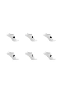 Six paires de chaussettes blanches à la cheville disposées en deux rangées, chacune présentant un logo noir sur le côté et des marquages de taille orange.