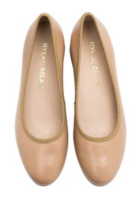 Ballerines en cuir beige avec un bout rond, un bord élastiqué et une texture lisse. L'inscription dorée à l'intérieur indique "RYLKO RELAX".