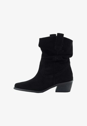 Czarne zamszowe botki za kostkę z luźnym cholewką, okrągłym noskiem i niskim obcasem. Posiadają delikatne przeszycia i gładkie wykończenie.