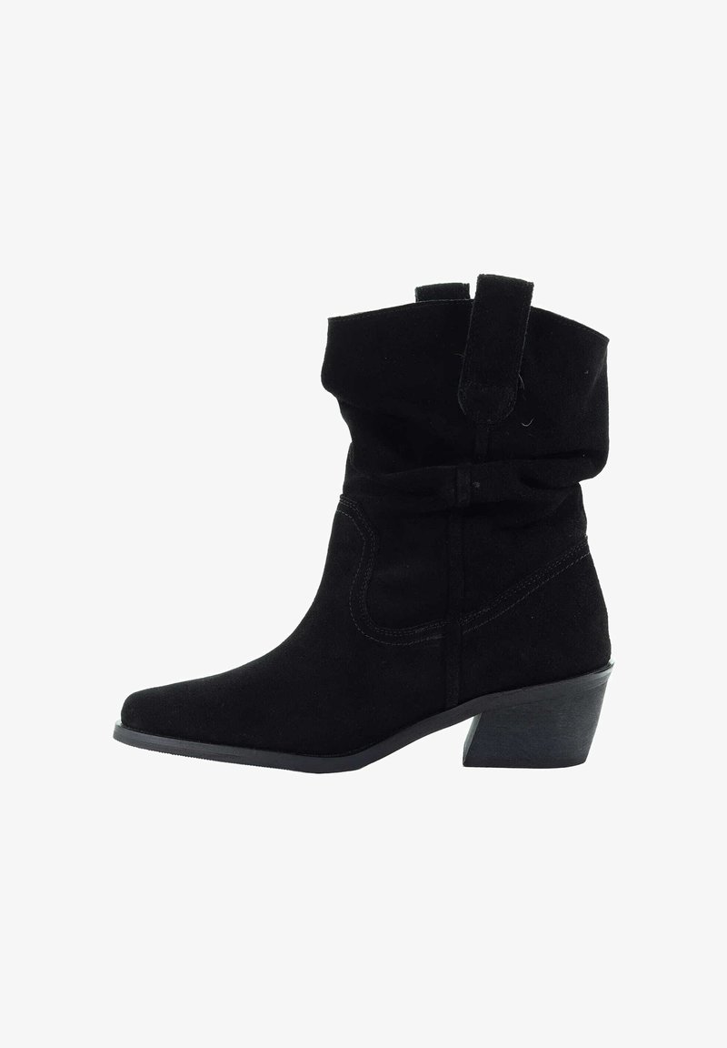 Czarne zamszowe botki za kostkę z luźnym cholewką, okrągłym noskiem i niskim obcasem. Posiadają delikatne przeszycia i gładkie wykończenie.