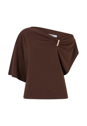 Bruine off-shoulder top gemaakt van gladde stof met een gedrapeerd ontwerp, voorzien van een goudkleurig accent bij de halslijn en wijde mouwen.