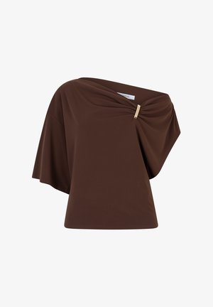 Bruine off-shoulder top gemaakt van gladde stof met een gedrapeerd ontwerp, voorzien van een goudkleurig accent bij de halslijn en wijde mouwen.