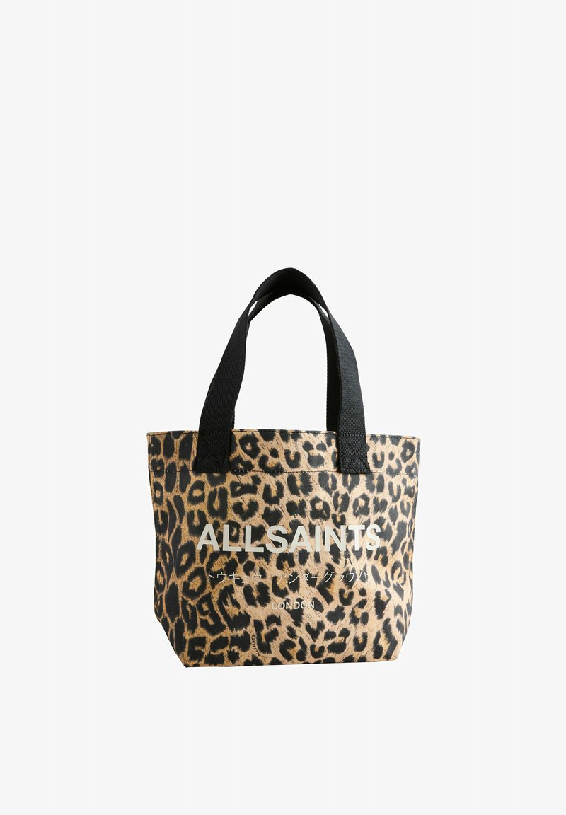 Bolso tote de lona con estampado de leopardo, asas de tela negra y texto en relieve blanco que dice "ALLSAINTS LONDON." Forma compacta y estructurada.